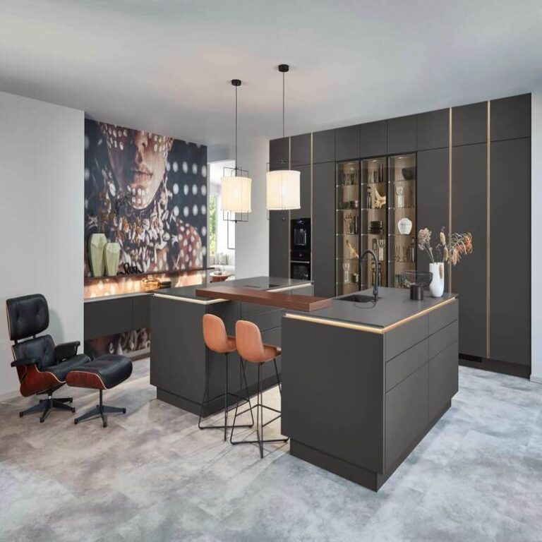 Designerküche in Anthrazit mit Kochinsel, Bartresen und beleuchteten Glasvitrinen – Küchenstudio Bremerhaven