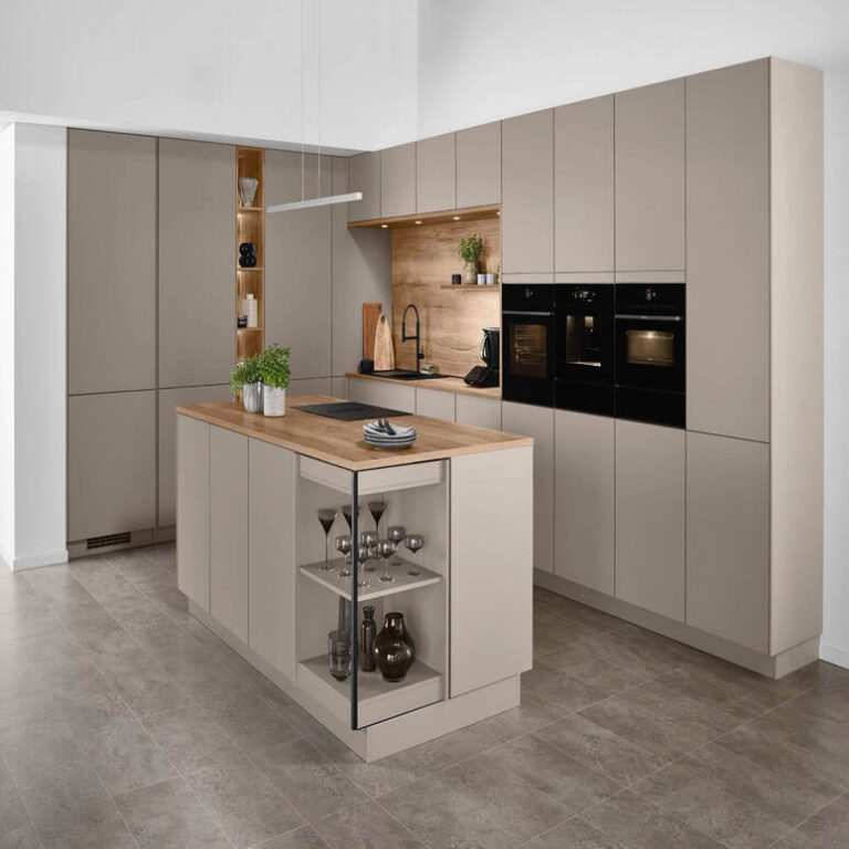 Küche in Kaschmir-Beige mit Kochinsel, Holzarbeitsplatte und offenem Regal – Küchenstudio Bremerhaven